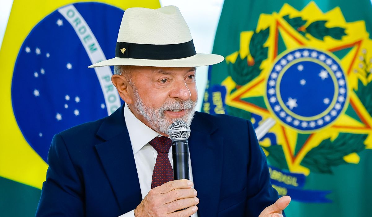 Na véspera do Dia do Trabalhador, Luiz Inácio Lula da Silva vai à TV e promete “conversa direta” com o povo