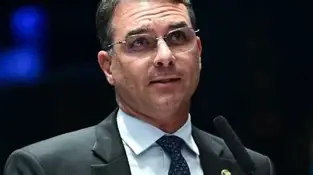 Flávio Bolsonaro rebate rumores e nega acordo com Moraes sobre CPMI do Banco Master
