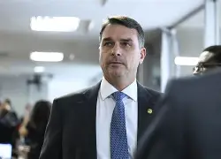 Flávio Bolsonaro ganha força no Congresso ao defender redução da maioridade penal