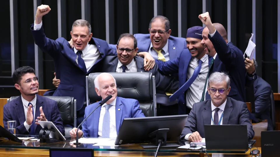 Câmara aprova PEC que amplia isenção tributária para igrejas e proposta agora segue para o Senado