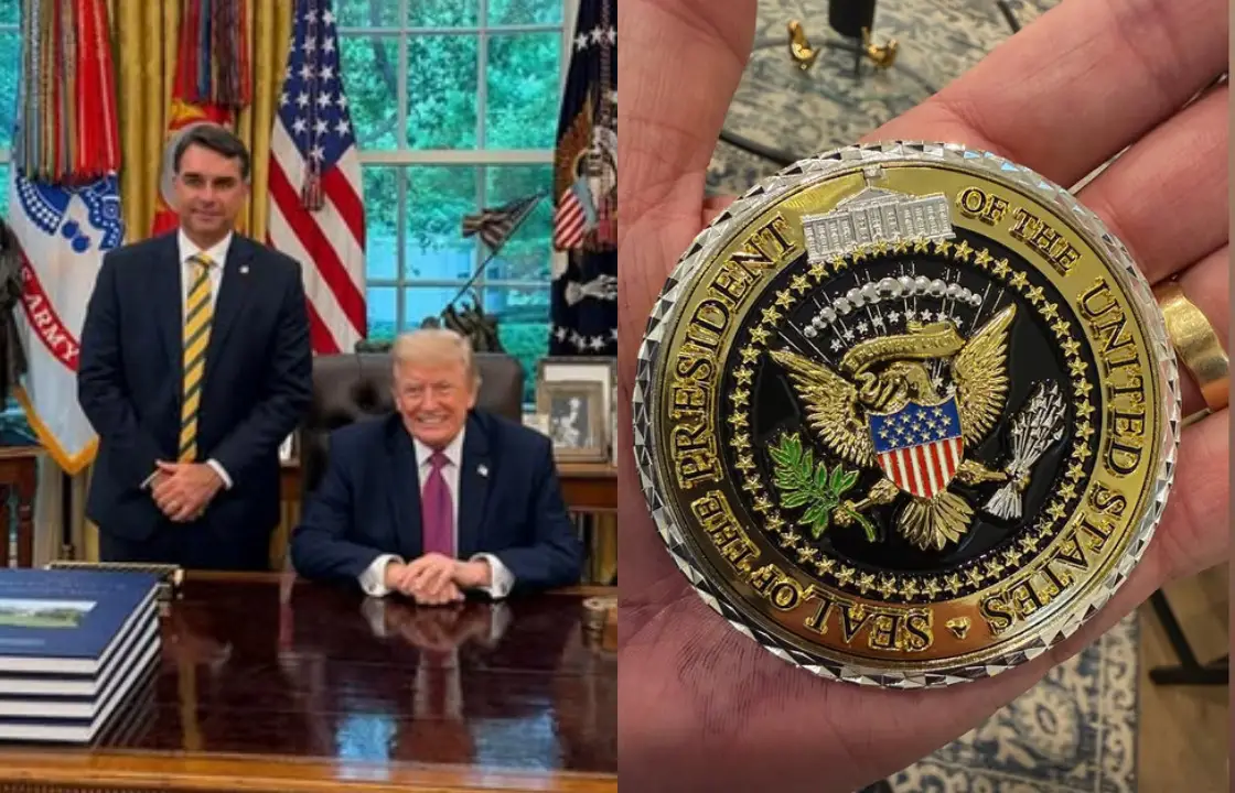 Flávio Bolsonaro mostra moeda recebida de Trump e transforma presente em símbolo político nos EUA Flávio Bolsonaro mostra moeda recebida de Trump e transforma presente em símbolo político nos EUA