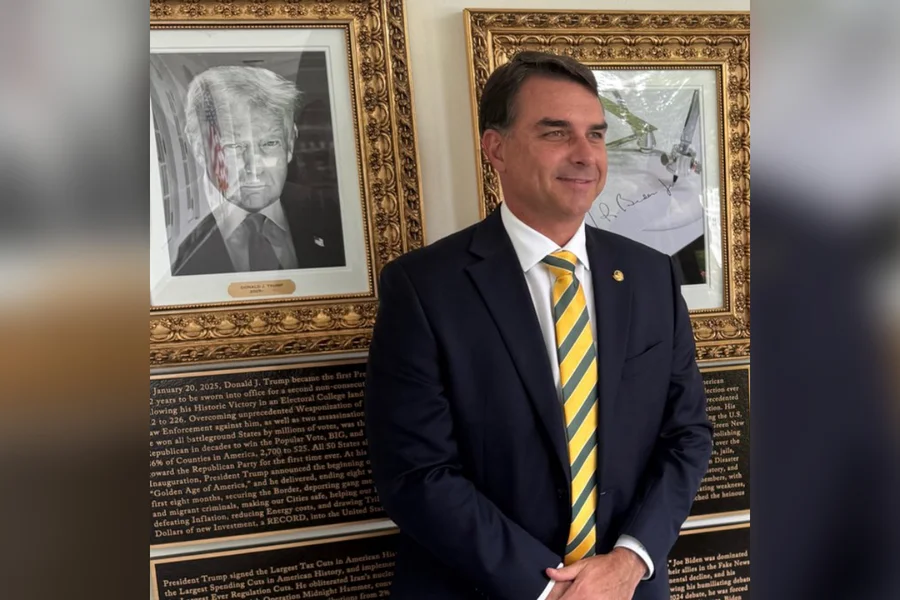 Flávio Bolsonaro vai à Casa Branca e aparece ao lado de Trump em encontro cercado de articulações políticas Flávio Bolsonaro vai à Casa Branca e aparece ao lado de Trump em encontro cercado de articulações políticas