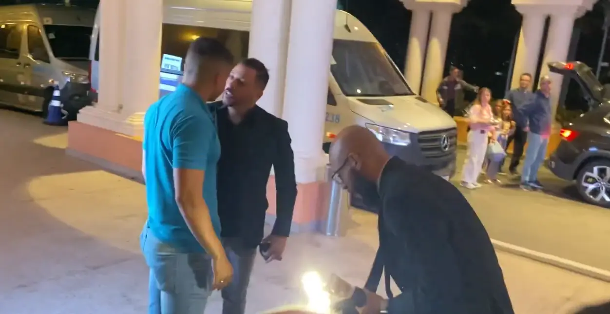 Confusão marca evento com Flávio Bolsonaro e Tarcísio em São Paulo