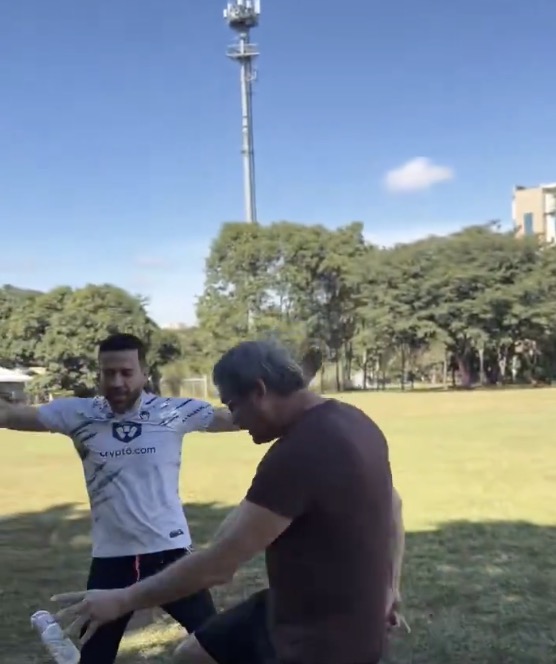 Janones e Lindbergh sobem o tom contra Bolsonaro e viram alvo de críticas por discurso “teatral” nas redes