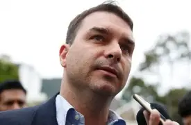 Flávio Bolsonaro responde a jornalistas e diz “Cadê o Lulinha?” em meio a questionamentos sobre campanha Flávio Bolsonaro responde a jornalistas e diz “Cadê o Lulinha?” em meio a questionamentos sobre campanha