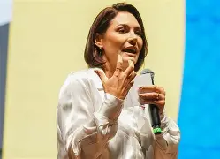 Michelle Bolsonaro evita crise envolvendo Flávio e diz que está focada em cuidar de Jair Bolsonaro Michelle Bolsonaro evita crise envolvendo Flávio e diz que está focada em cuidar de Jair Bolsonaro