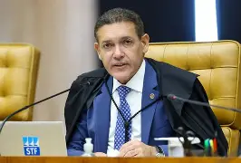 Nunes Marques assume presidência do TSE em ano eleitoral com Lula e Flávio Bolsonaro presentes na cerimônia