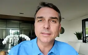 Flávio Bolsonaro confirma pedido de patrocínio a Daniel Vorcaro para filme sobre Jair Bolsonaro e defende CPI do Banco Master Flávio Bolsonaro confirma pedido de patrocínio a Daniel Vorcaro para filme sobre Jair Bolsonaro e defende CPI do Banco Master