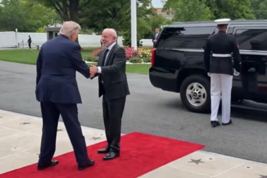 Trump elogia Lula após reunião na Casa Branca, mas encontro fechado de três horas levanta críticas sobre transparência