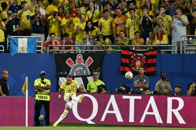 Brasil goleia a Escócia por 3 a 0, garante liderança do Grupo C e Neymar vira alvo de memes sobre “abdução alienígena”