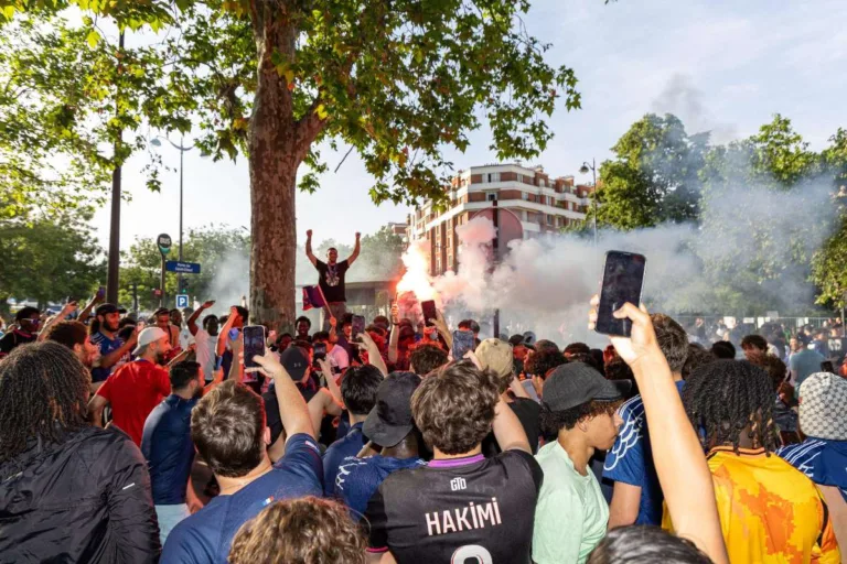 Título do PSG termina em tragédia: comemorações da Champions deixam morto, centenas de presos e Paris em chamas Título do PSG termina em tragédia: comemorações da Champions deixam morto, centenas de presos e Paris em chamas