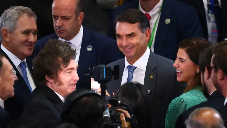 Flávio Bolsonaro elogia Javier Milei na Argentina e diz que Brasil pode seguir “onda de direita” nas eleições