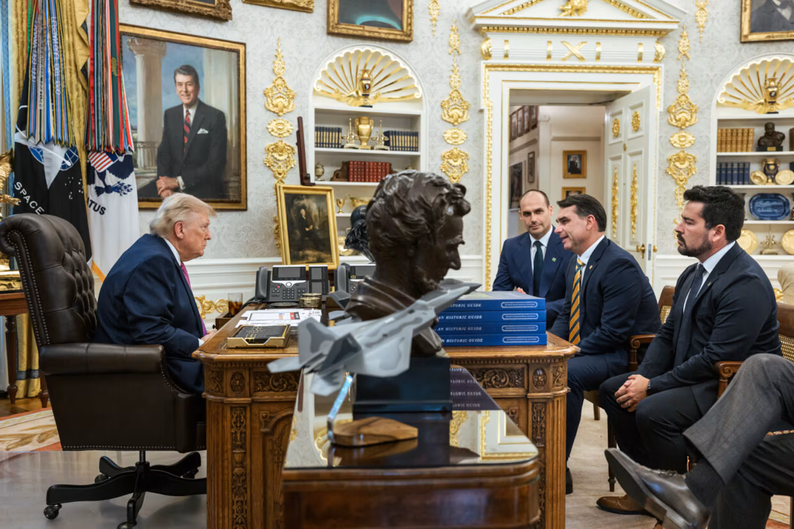 Trump publica foto com Flávio Bolsonaro após anunciar tarifa de 25% contra produtos brasileiros