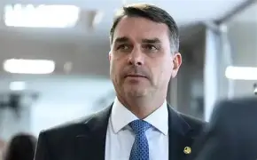 Flávio Bolsonaro promete nova reforma tributária se chegar à Presidência e critica modelo atual aprovado pelo Congresso Flávio Bolsonaro promete nova reforma tributária se chegar à Presidência e critica modelo atual aprovado pelo Congresso