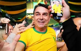 Flávio Bolsonaro usa camisa de Neymar e critica Lula de “defender o crime” em evento em SP Flávio Bolsonaro usa camisa de Neymar e critica Lula de “defender o crime” em evento em SP