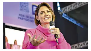Michelle Bolsonaro recua após críticas a Flávio e afirma: “Não há briga nem competição”
