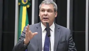 Lindbergh aciona até a Interpol por filme sobre Bolsonaro e vira alvo de críticas nas redes Lindbergh aciona até a Interpol por filme sobre Bolsonaro e vira alvo de críticas nas redes