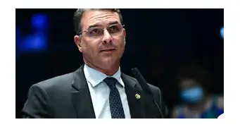 Flávio Bolsonaro critica Lula e nega influência em tarifaço dos EUA: “Quem quer mais impostos é o próprio governo”
