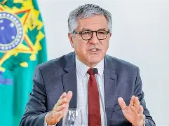 Governo suspende vacina contra dengue após casos graves e mortes sob investigação