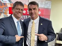 Páginas anônimas investem mais de R$ 1 milhão em anúncios contra Flávio Bolsonaro e Tarcísio e levantam debate sobre transparência nas redes