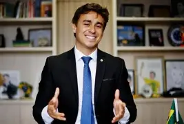 Nikolas Ferreira faz brincadeira com eleitores de direita e provoca reações durante homenagem a Flávio Bolsonaro em Belo Horizonte