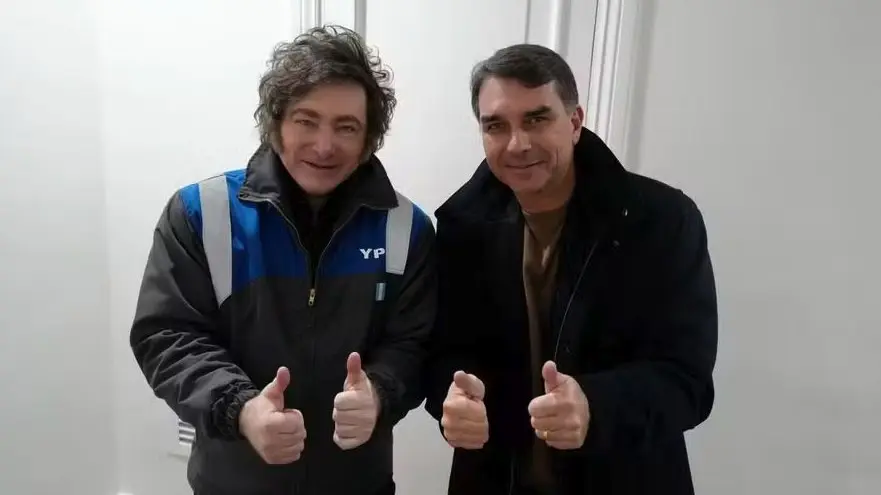 Milei publica foto com Flávio Bolsonaro e fala em “maré azul” para o Brasil durante encontro em Buenos Aires