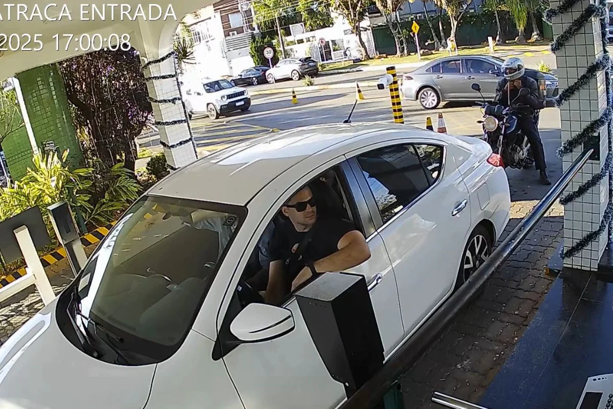 Condomínio de Bolsonaro processa ex-assessor de Janones após protesto com megafone em Brasília Condomínio de Bolsonaro processa ex-assessor de Janones após protesto com megafone em Brasília