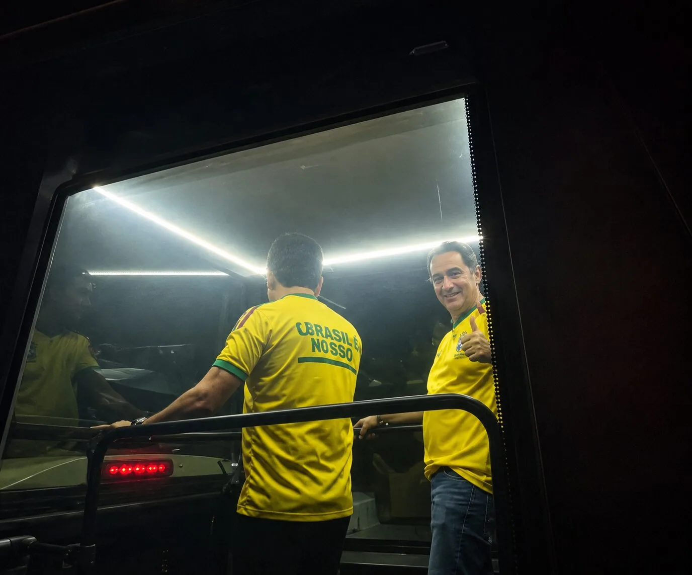Presidente eleito da Colômbia celebra vitória em carreata com carro blindado em meio a forte esquema de segurança Presidente eleito da Colômbia celebra vitória em carreata com carro blindado em meio a forte esquema de segurança