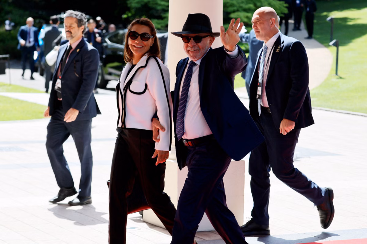 Janja embarca para mais uma viagem internacional com Lula e volta a chamar atenção por agenda no exterior Janja embarca para mais uma viagem internacional com Lula e volta a chamar atenção por agenda no exterior