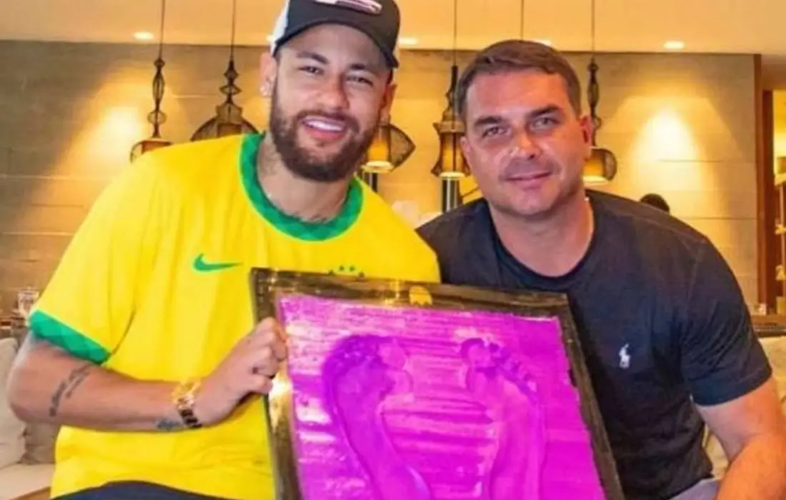 Flávio Bolsonaro sai em defesa de Neymar após fala de Lula e chama presidente de “turista” Flávio Bolsonaro sai em defesa de Neymar após fala de Lula e chama presidente de “turista”