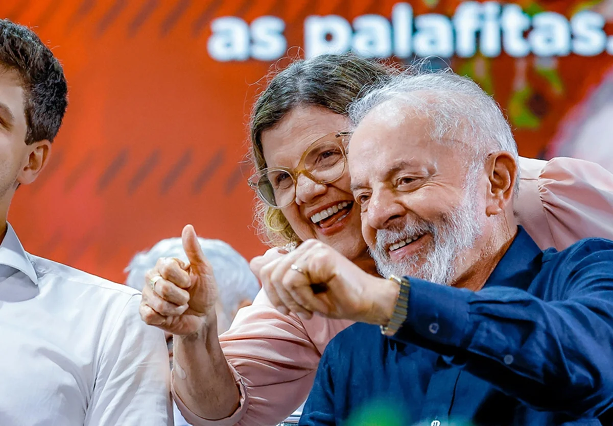 Lula se reúne com Teresa Leitão após mudança na liderança do governo no Senado em meio à crise política