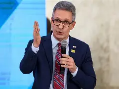 Zema Volta a Atacar Flávio Bolsonaro e Provoca Polêmica ao Dizer que Bolsa Família Cria “Geração de Imprestáveis”