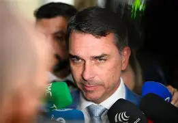 TSE manda remover publicações que associavam Flávio Bolsonaro ao Comando Vermelho e proíbe novas divulgações