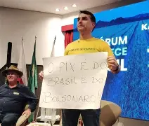 Flávio Bolsonaro atribui tarifa dos EUA a Lula e mantém foco na segurança pública para 2026