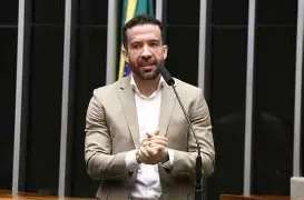Janones diz que quer instalar QG de Lula no mesmo condomínio de Bolsonaro e transforma disputa política em provocação pessoal Janones diz que quer instalar QG de Lula no mesmo condomínio de Bolsonaro e transforma disputa política em provocação pessoal