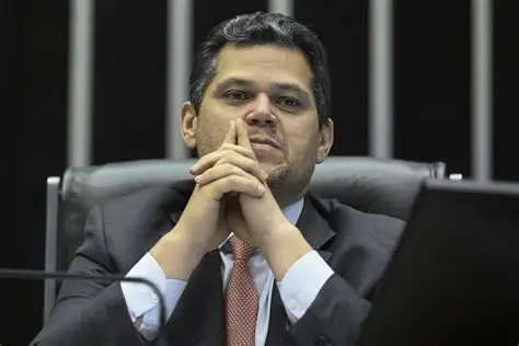 Alcolumbre alerta para impacto bilionário de novos pisos salariais: “Vai precisar de dez Brasis para pagar”