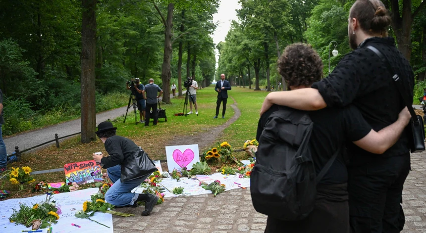 Ataque durante Parada do Orgulho em Berlim é tratado como terrorismo; uma pessoa morre e 29 ficam feridas