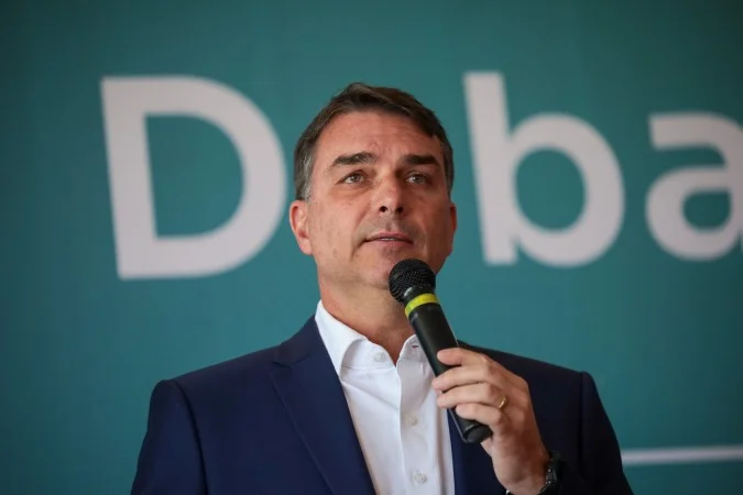 Flávio Bolsonaro critica Lula após crise diplomática com o Paraguai e volta a relacionar governo ao tarifaço dos EUA