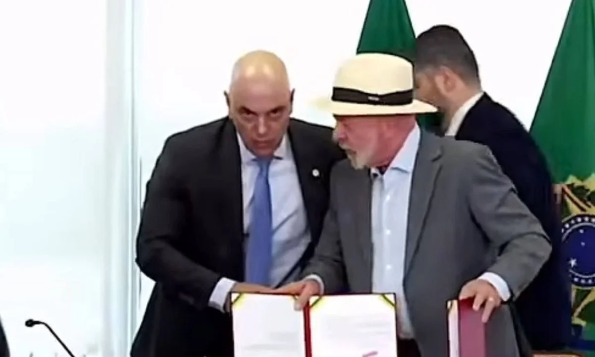 “Vamos tomar um café”, diz Lula a Alexandre de Moraes após evento no Planalto; convite captado por microfone repercute no cenário político “Vamos tomar um café”, diz Lula a Alexandre de Moraes após evento no Planalto; convite captado por microfone repercute no cenário político