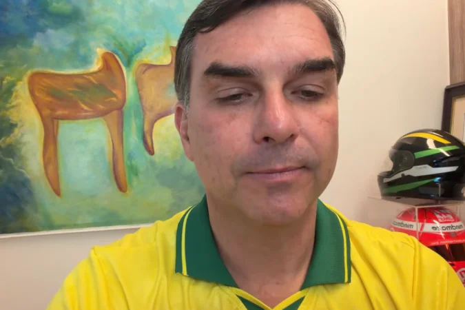 Bolsonaro declara Flávio como seu “porta-voz” e pede união do PL em carta lida durante transmissão ao vivo