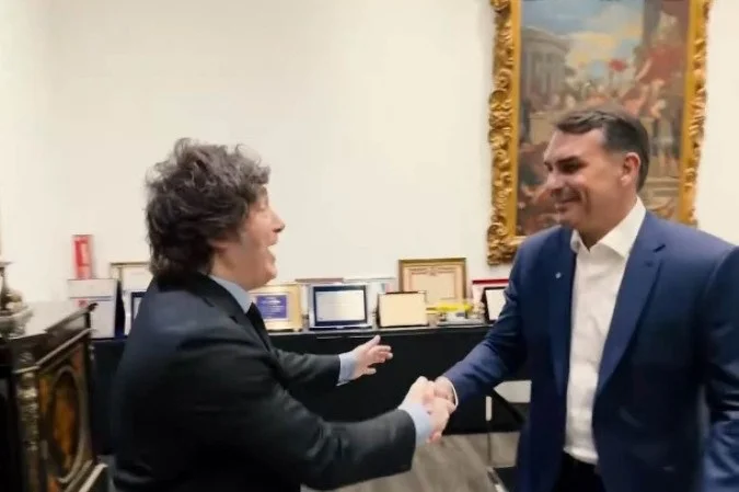 Flávio Bolsonaro recebe Javier Milei em São Paulo e aposta na “onda azul” para as eleições de outubro
