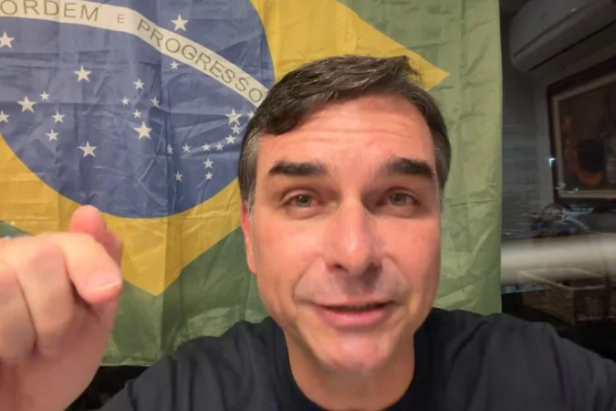 Flávio Bolsonaro acusa Moraes de buscar motivo para retirar Jair Bolsonaro da prisão domiciliar e anuncia reação por meio da OAB
