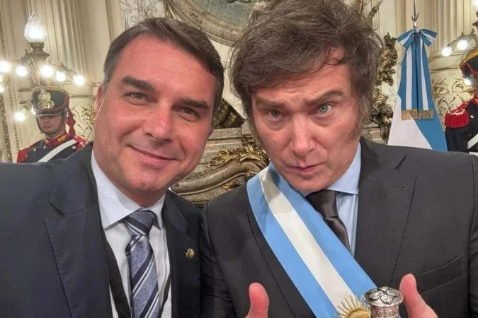 Flávio Bolsonaro se reúne com Javier Milei em São Paulo e fala em combate conjunto ao terrorismo Flávio Bolsonaro se reúne com Javier Milei em São Paulo e fala em combate conjunto ao terrorismo
