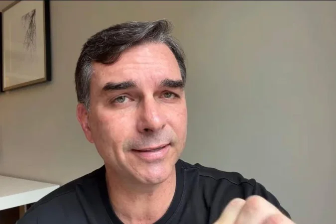 Flávio Bolsonaro chama operação da PF contra Jair Bolsonaro de “cortina de fumaça” e critica ação policial