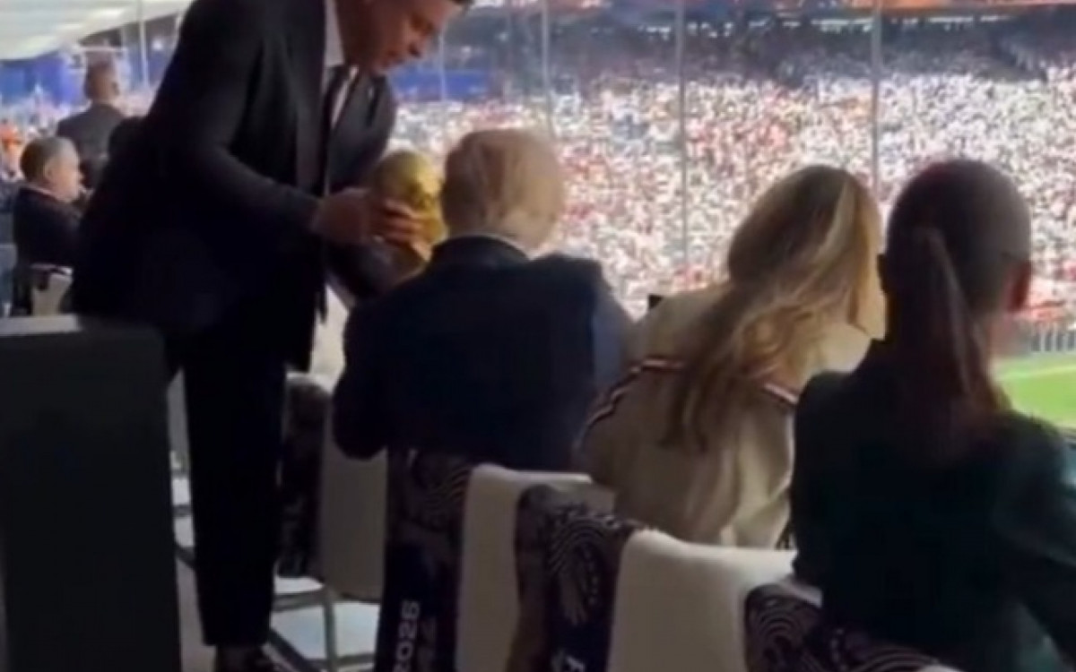 Ronaldo leva taça da Copa do Mundo a Trump durante final e atitude divide opiniões nas redes sociais Ronaldo leva taça da Copa do Mundo a Trump durante final e atitude divide opiniões nas redes sociais