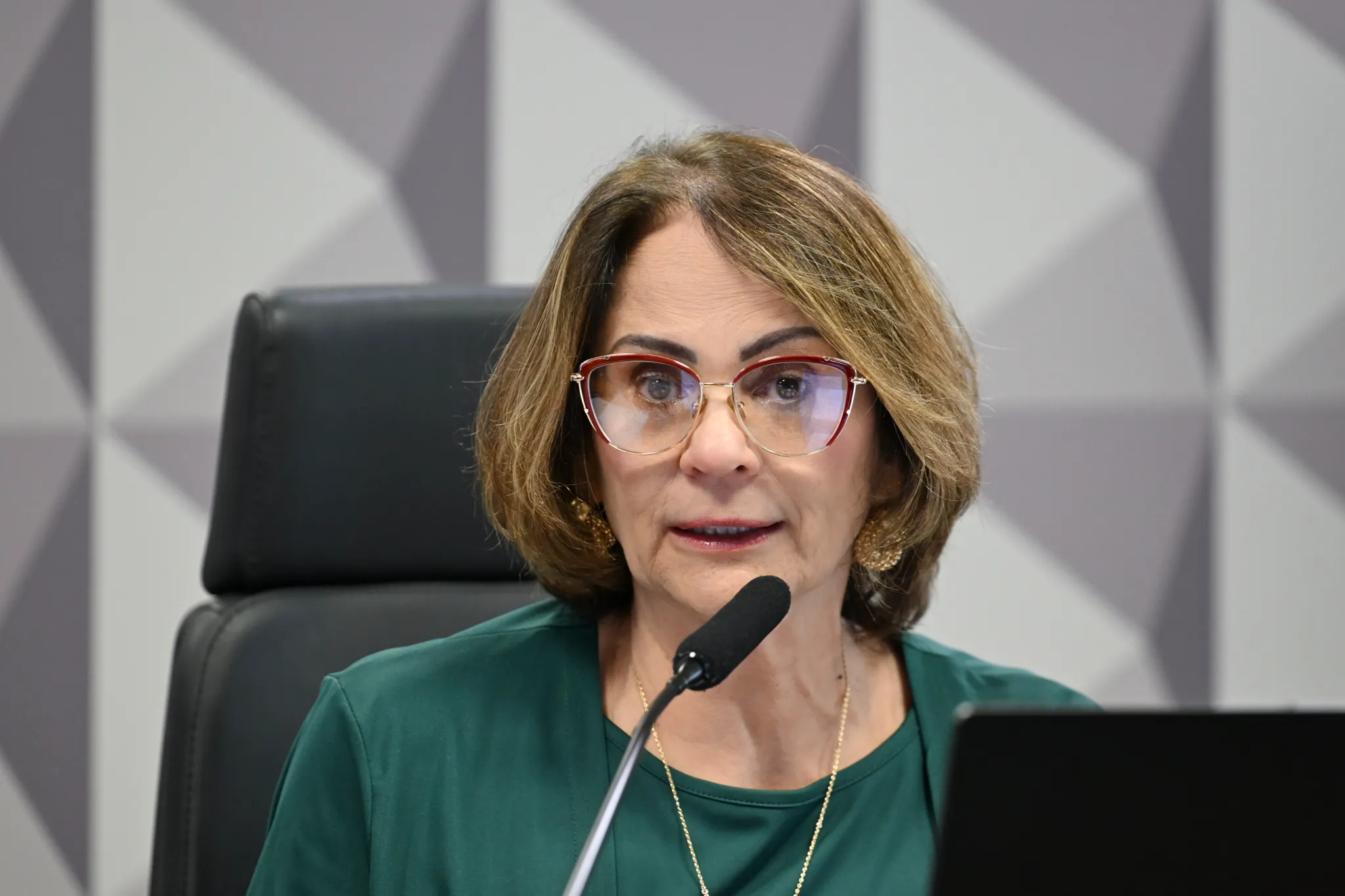 Crise no núcleo bolsonarista cresce após Damares Alves cogitar afastamento da campanha de Flávio Bolsonaro