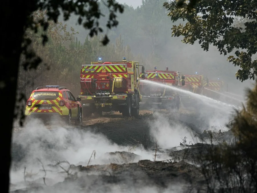 Incêndios de grandes proporções avançam na Espanha e na França e forçam evacuação de mais de 270 mil pessoas Incêndios de grandes proporções avançam na Espanha e na França e forçam evacuação de mais de 270 mil pessoas