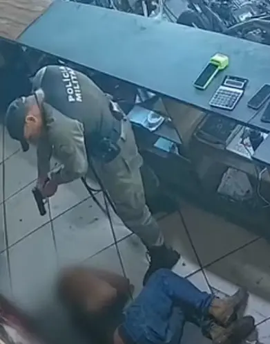 PM é detido após agredir e ameaçar adolescente de 16 anos em Goiás; câmeras registram violência dentro de loja