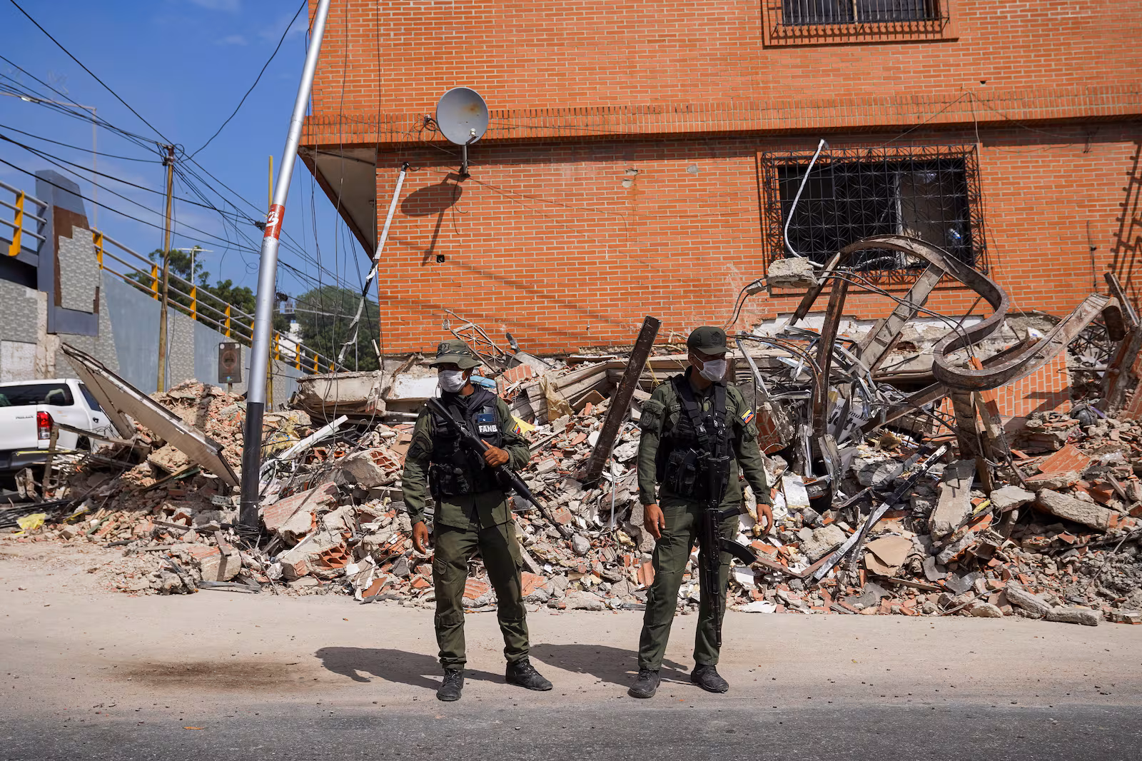 Policiais são presos por roubo durante resgates de terremoto na Venezuela; agentes são acusados de furtar dinheiro das vítimas
