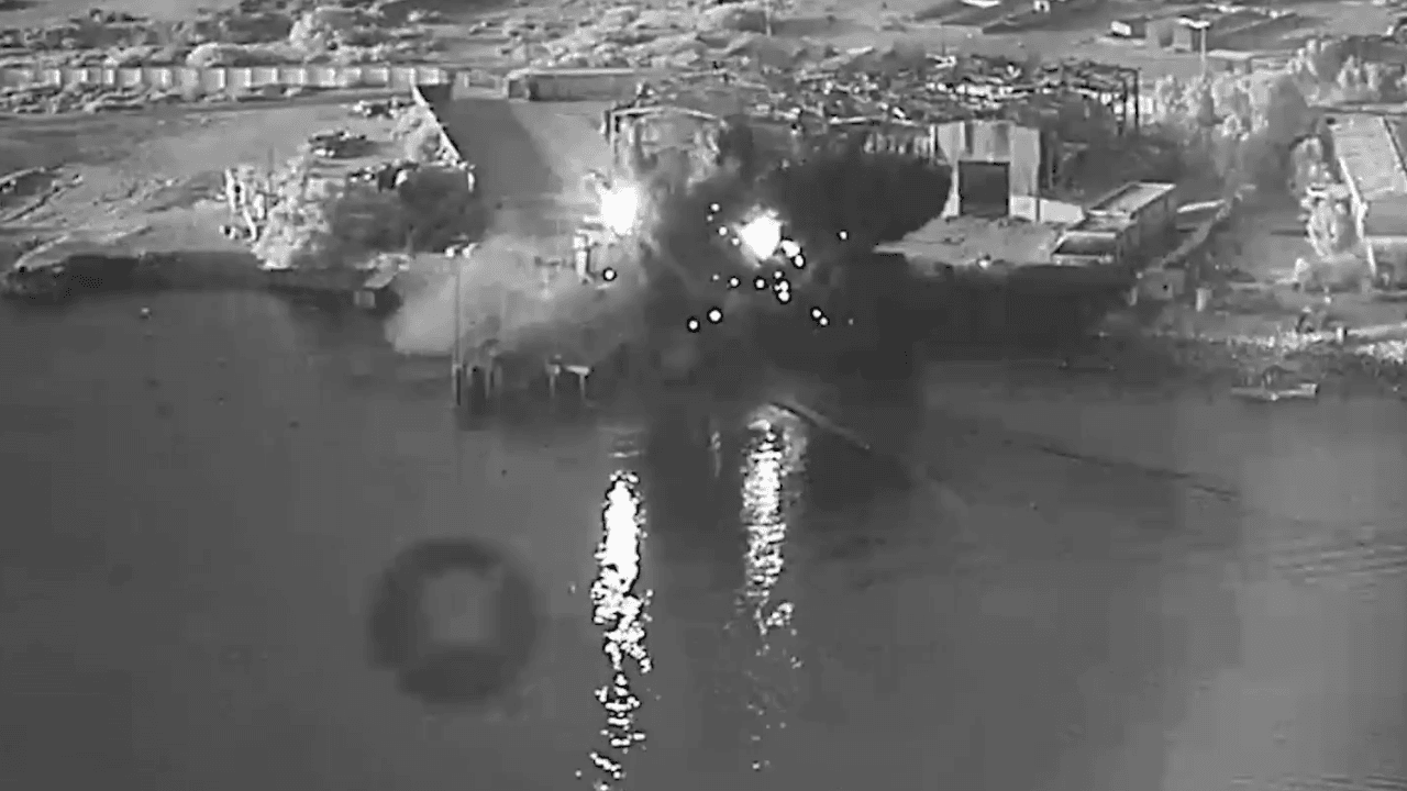Irã afirma ter atacado aviões militares dos EUA na Jordânia e relata explosões de navios no Estreito de Ormuz Irã afirma ter atacado aviões militares dos EUA na Jordânia e relata explosões de navios no Estreito de Ormuz